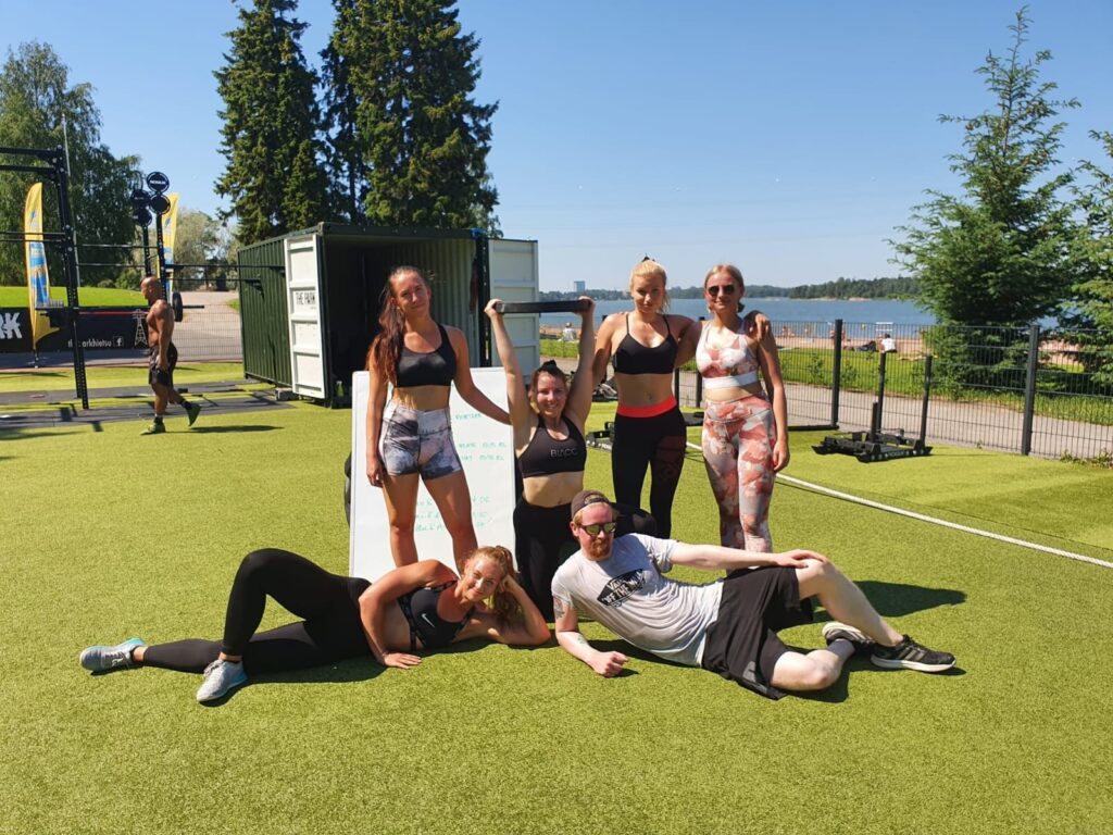 Treeniryhmä ulkokuntosalilla